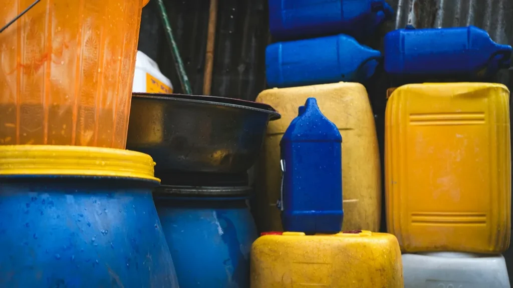 Plastic Containers: How to Choose the Right Ones for Food, Storage, and a Less-Cluttered Home